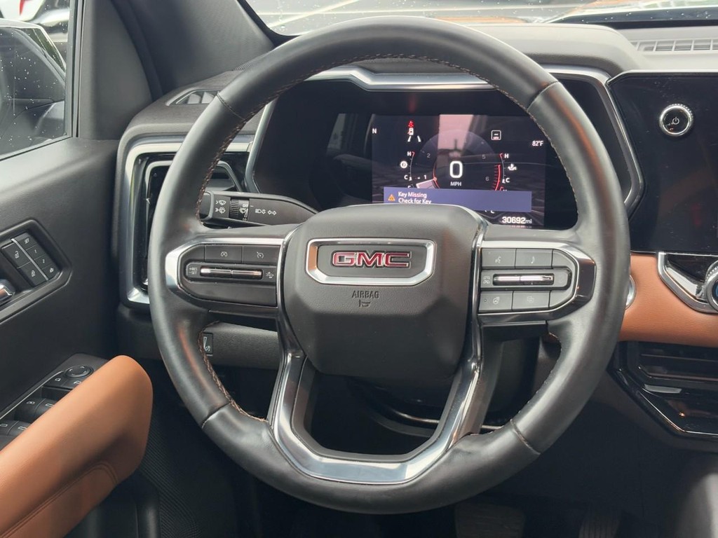 GMC Canyon Vehicle Full-screen Gallery Image 12