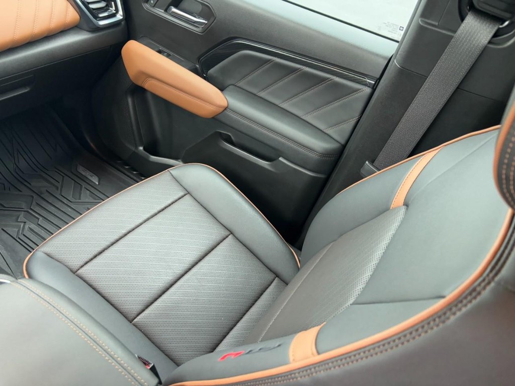 GMC Canyon Vehicle Full-screen Gallery Image 14