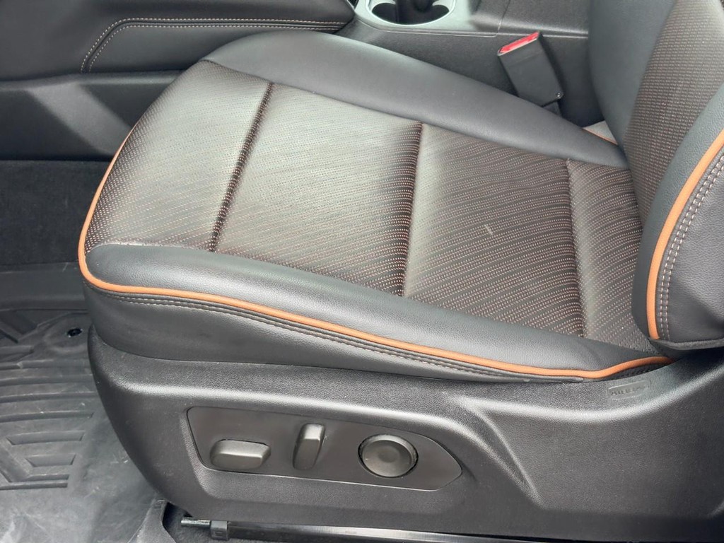 GMC Canyon Vehicle Full-screen Gallery Image 15