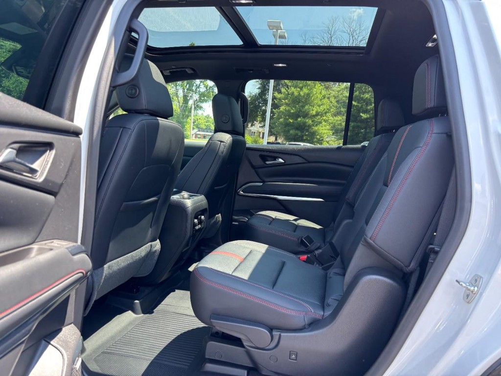 Chevrolet Traverse Vehicle Full-screen Gallery Image 11