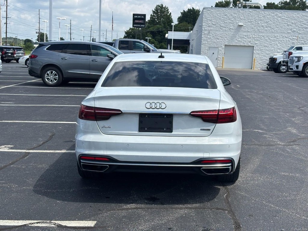 Audi A4 Sedan Vehicle Full-screen Gallery Image 04