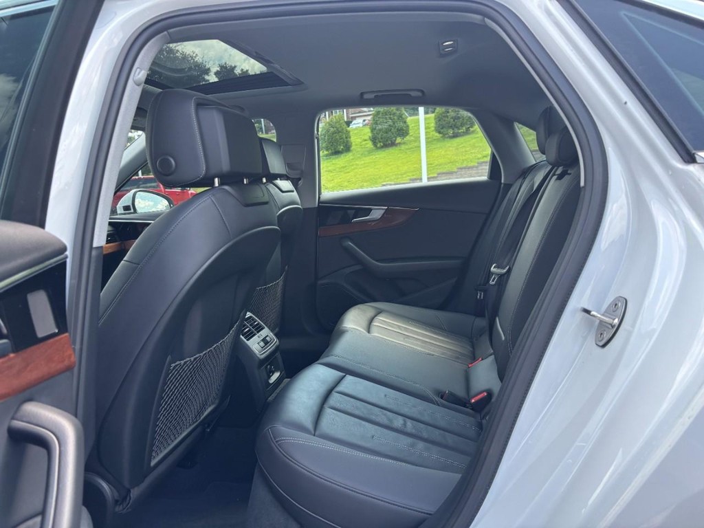 Audi A4 Sedan Vehicle Full-screen Gallery Image 10