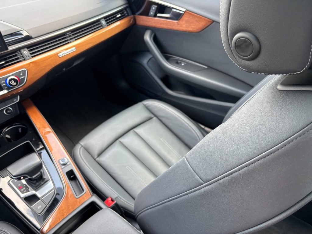 Audi A4 Sedan Vehicle Full-screen Gallery Image 15