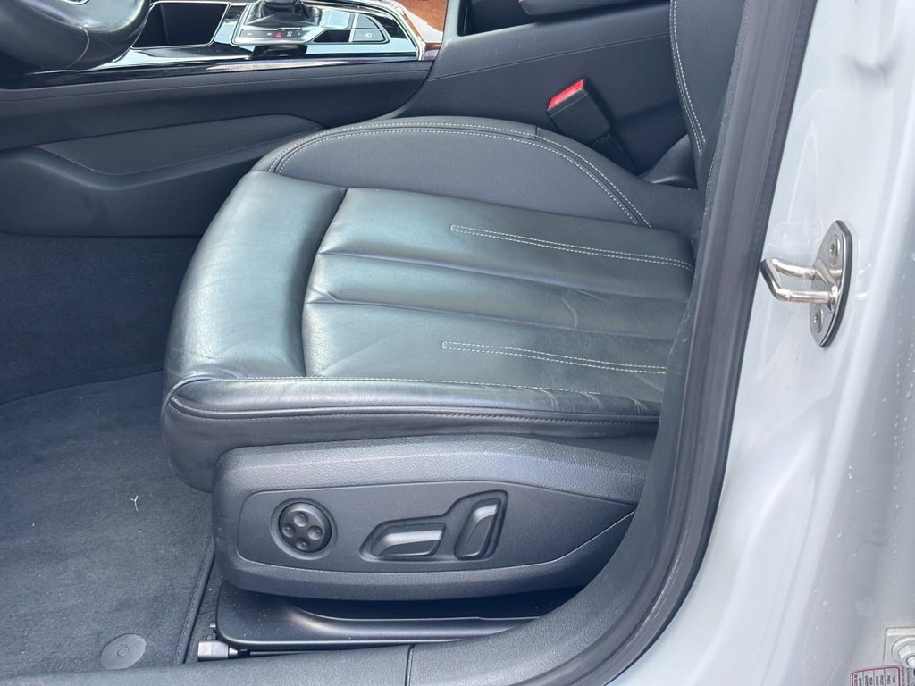 Audi A4 Sedan Vehicle Full-screen Gallery Image 16