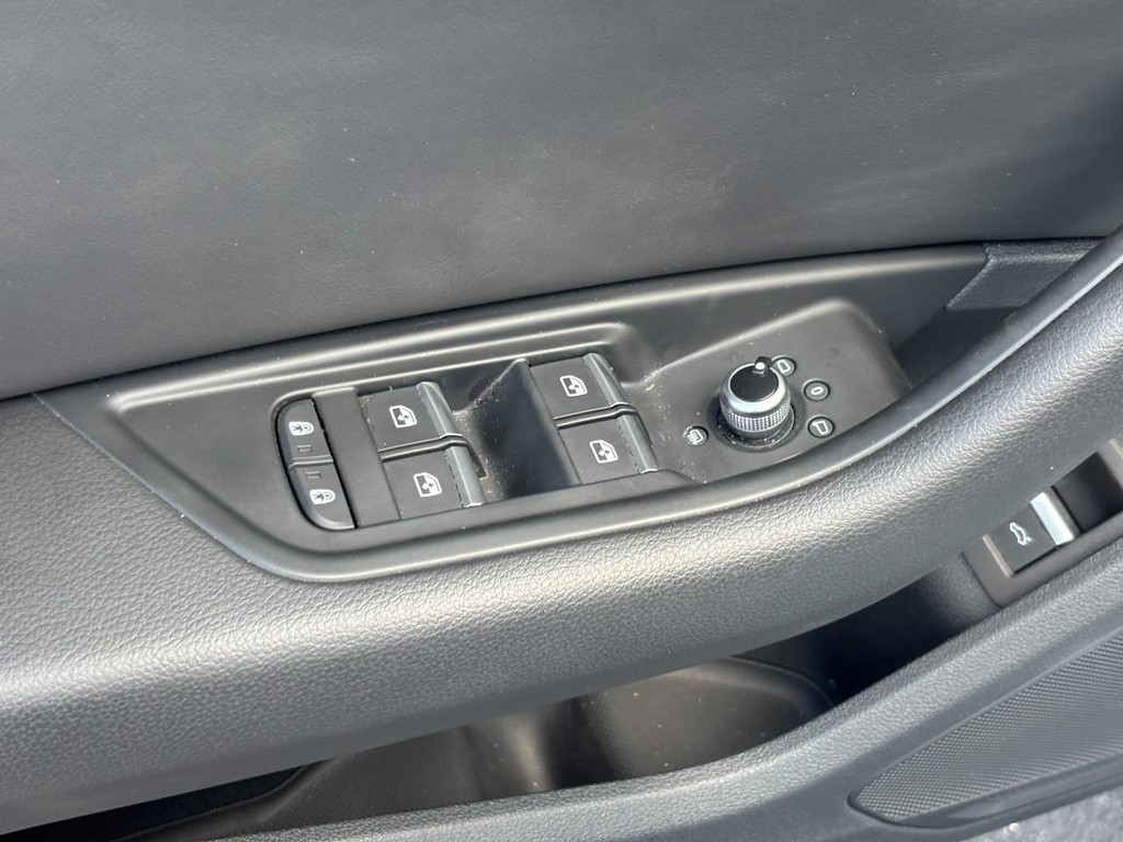 Audi A4 Sedan Vehicle Full-screen Gallery Image 17