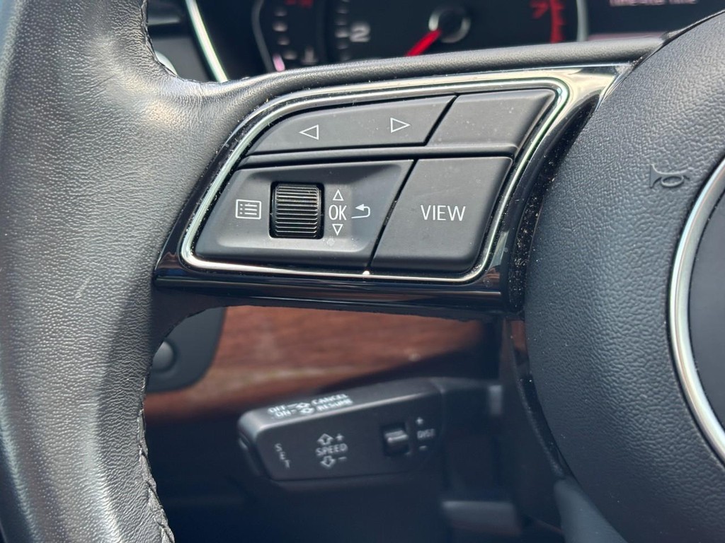 Audi A4 Sedan Vehicle Full-screen Gallery Image 18