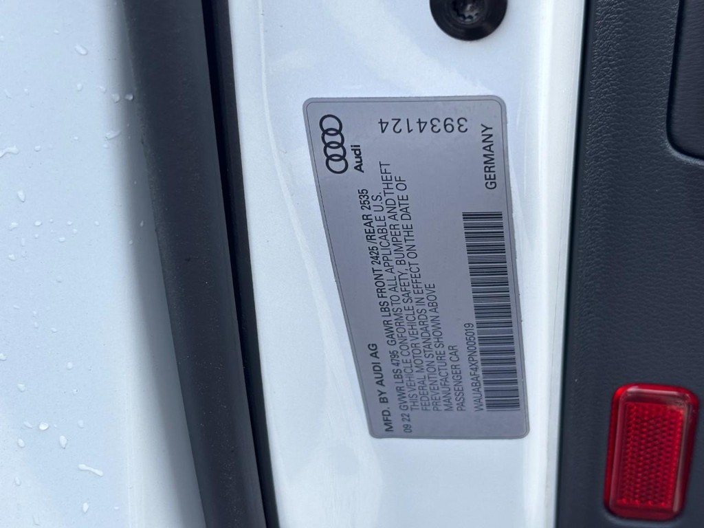 Audi A4 Sedan Vehicle Full-screen Gallery Image 24