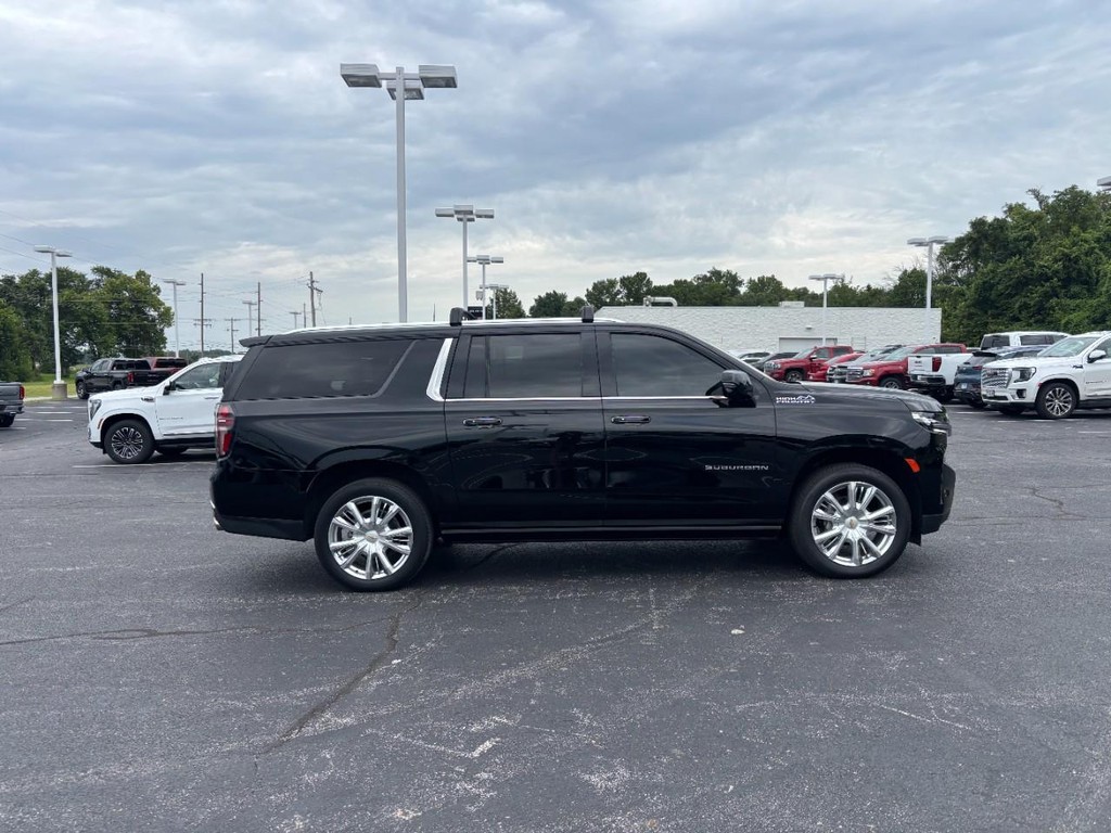 Chevrolet Suburban Vehicle Full-screen Gallery Image 02