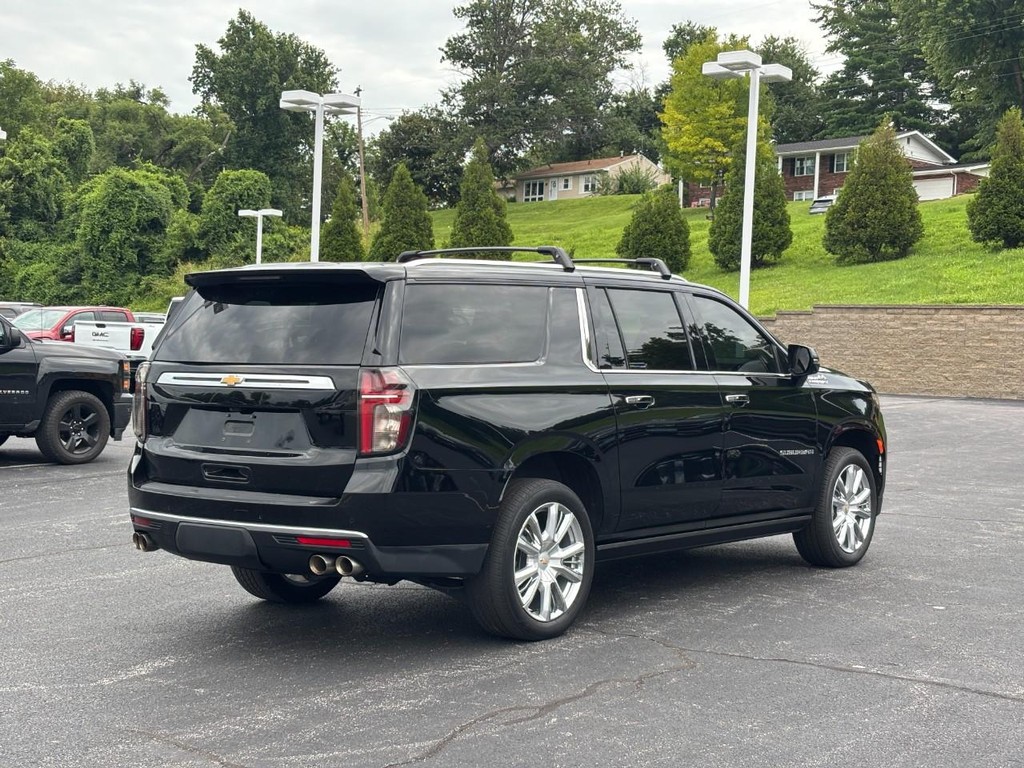 Chevrolet Suburban Vehicle Full-screen Gallery Image 03