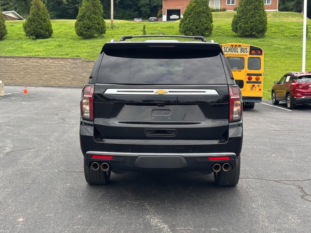 Chevrolet Suburban Vehicle Full-screen Gallery Image 04