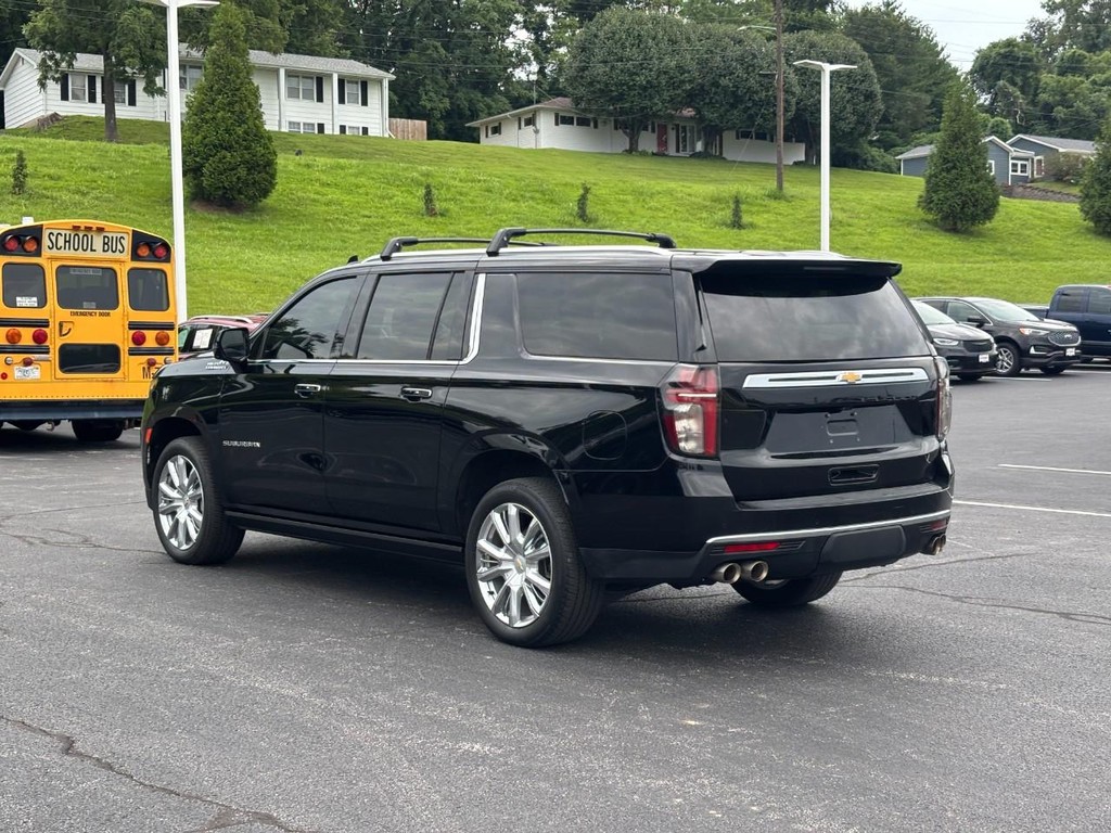 Chevrolet Suburban Vehicle Full-screen Gallery Image 05