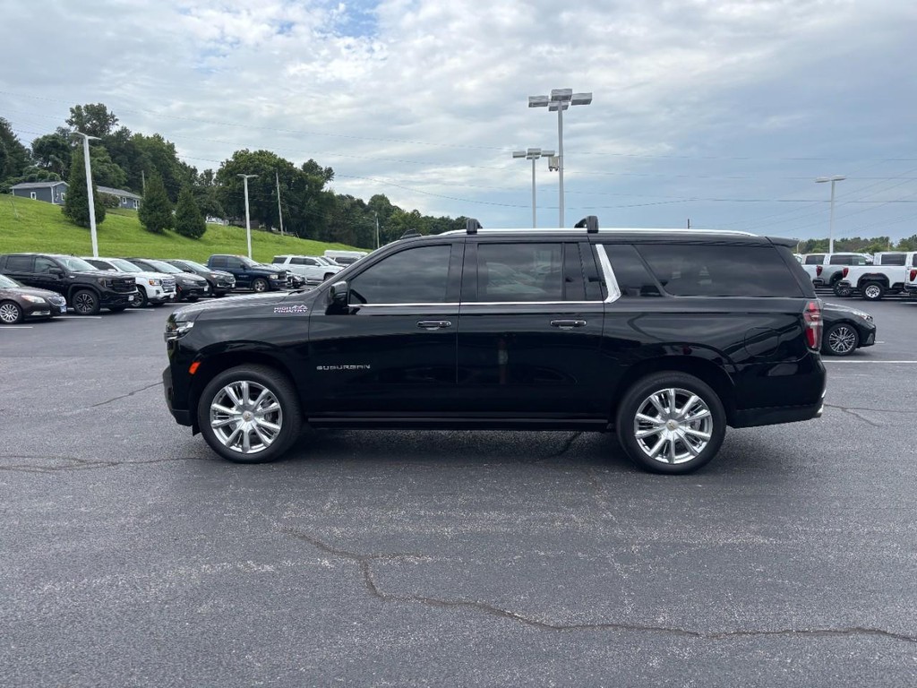 Chevrolet Suburban Vehicle Full-screen Gallery Image 06