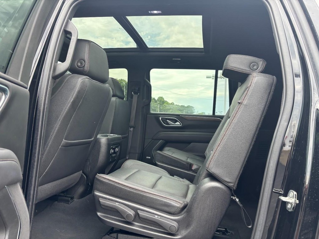 Chevrolet Suburban Vehicle Full-screen Gallery Image 11