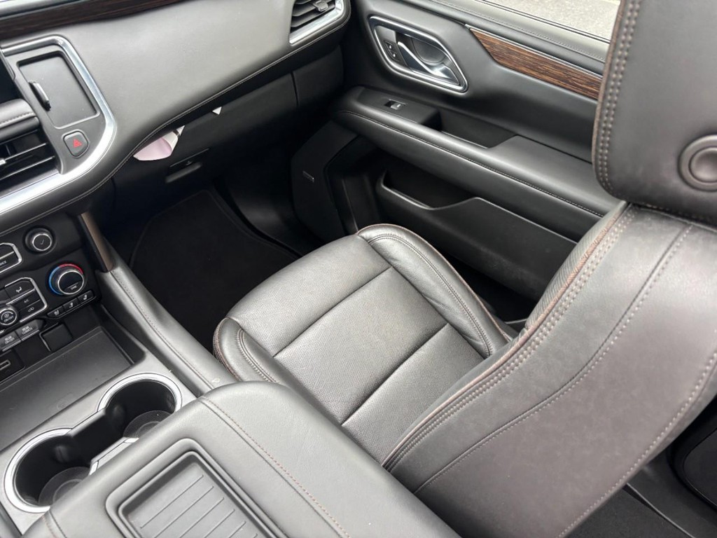 Chevrolet Suburban Vehicle Full-screen Gallery Image 15