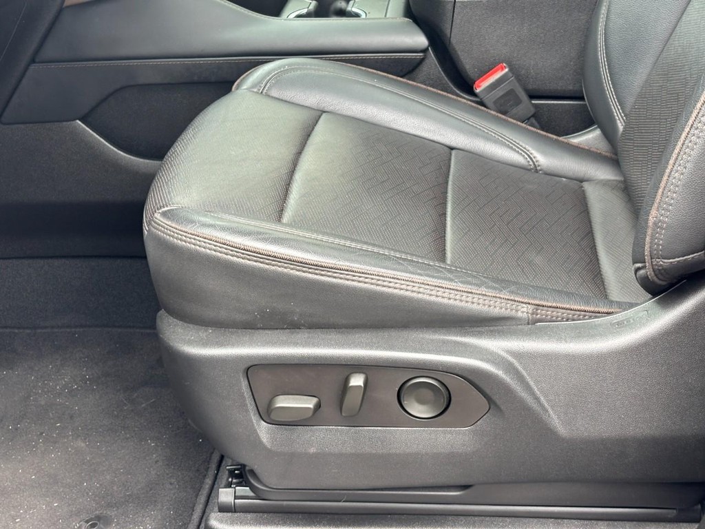 Chevrolet Suburban Vehicle Full-screen Gallery Image 16