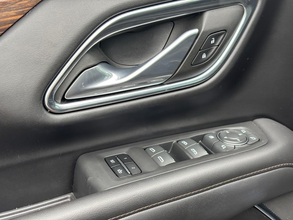 Chevrolet Suburban Vehicle Full-screen Gallery Image 17