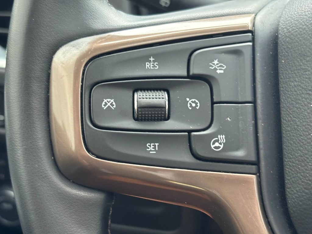 Chevrolet Suburban Vehicle Full-screen Gallery Image 18