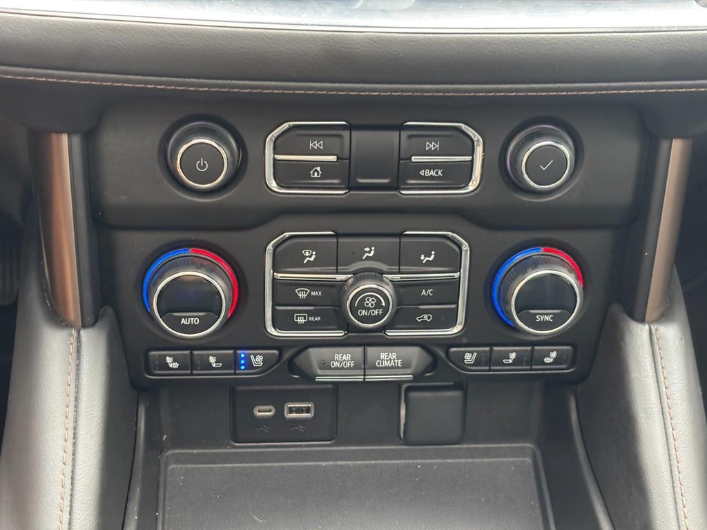 Chevrolet Suburban Vehicle Full-screen Gallery Image 23