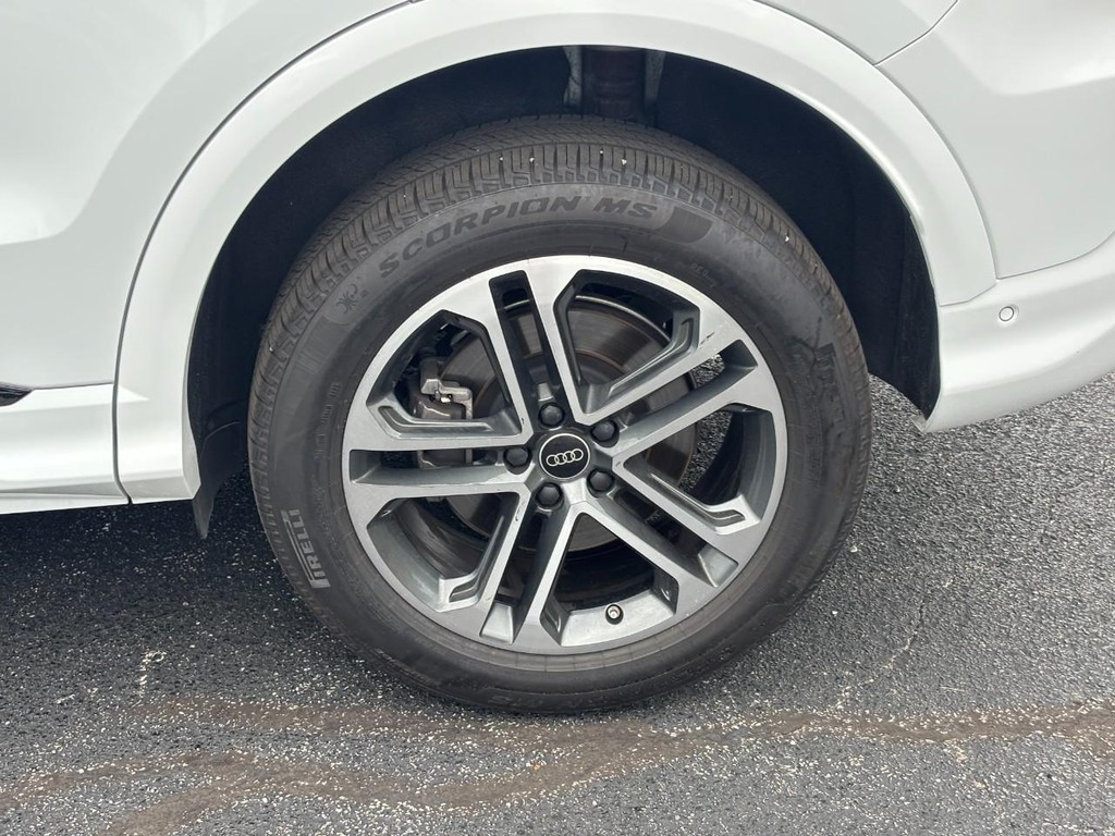 Audi Q5 Vehicle Full-screen Gallery Image 09