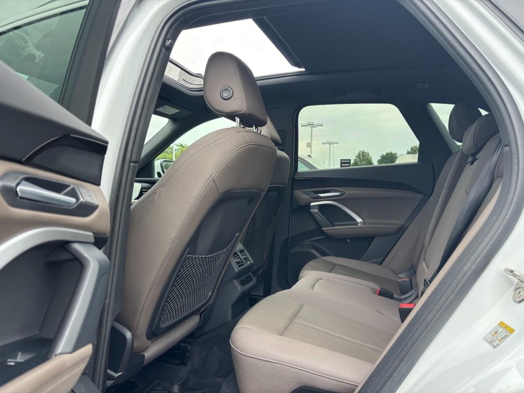Audi Q5 Vehicle Full-screen Gallery Image 10