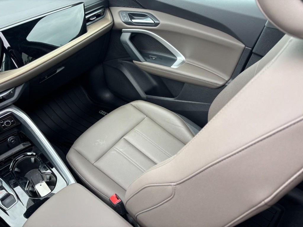 Audi Q5 Vehicle Full-screen Gallery Image 14