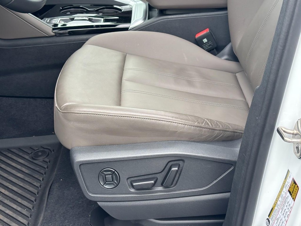 Audi Q5 Vehicle Full-screen Gallery Image 15