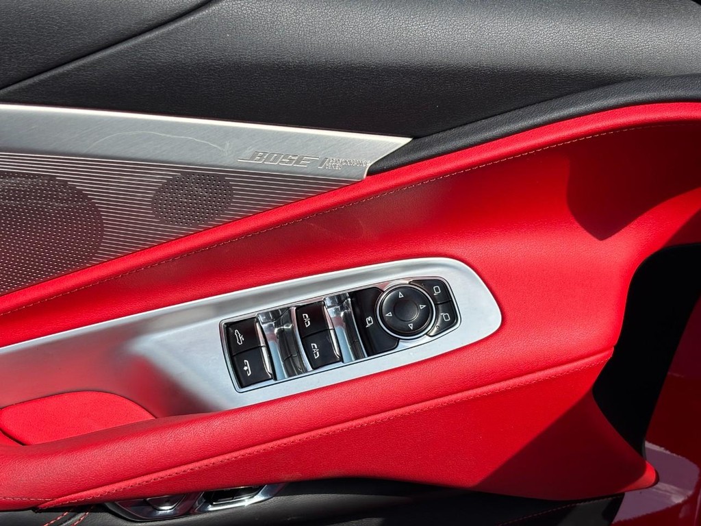 Chevrolet Corvette Vehicle Full-screen Gallery Image 09