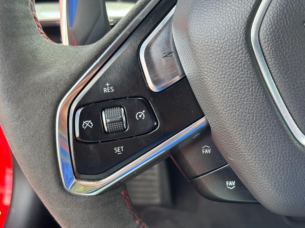 Chevrolet Corvette Vehicle Full-screen Gallery Image 10