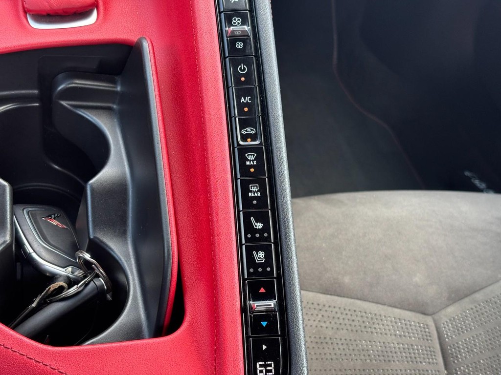 Chevrolet Corvette Vehicle Full-screen Gallery Image 17