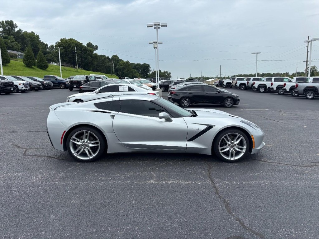 Chevrolet Corvette Stingray Vehicle Full-screen Gallery Image 02