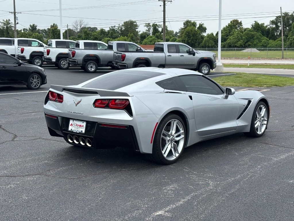 Chevrolet Corvette Stingray Vehicle Full-screen Gallery Image 03