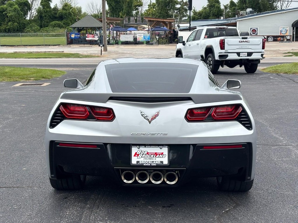 Chevrolet Corvette Stingray Vehicle Full-screen Gallery Image 04