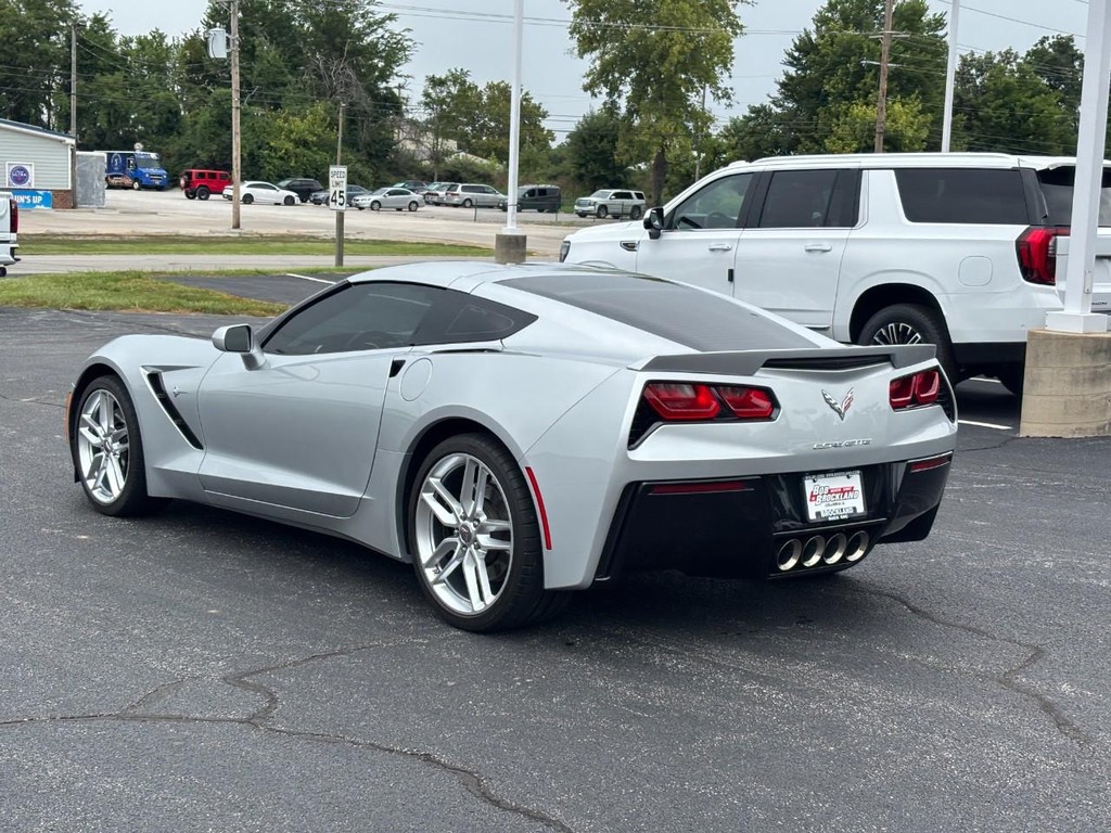 Chevrolet Corvette Stingray Vehicle Full-screen Gallery Image 05