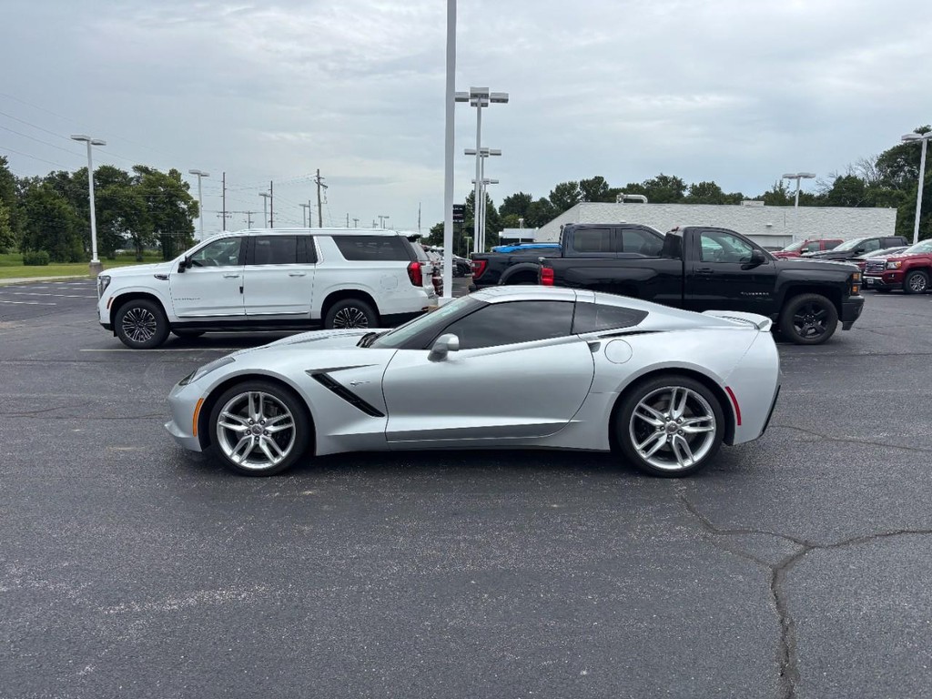 Chevrolet Corvette Stingray Vehicle Full-screen Gallery Image 06