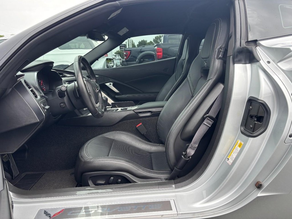 Chevrolet Corvette Stingray Vehicle Full-screen Gallery Image 10