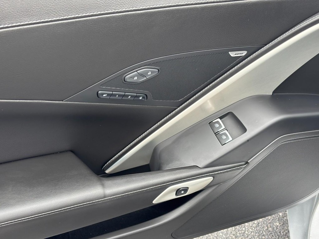 Chevrolet Corvette Stingray Vehicle Full-screen Gallery Image 12