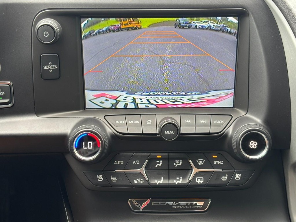 Chevrolet Corvette Stingray Vehicle Full-screen Gallery Image 16
