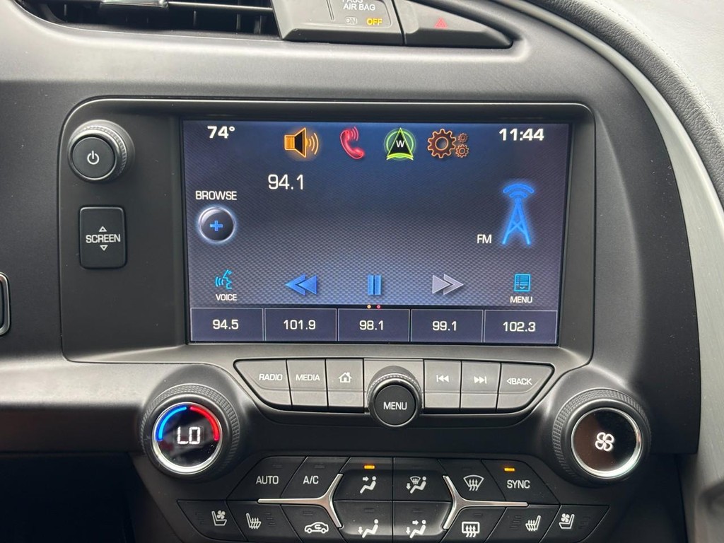 Chevrolet Corvette Stingray Vehicle Full-screen Gallery Image 17