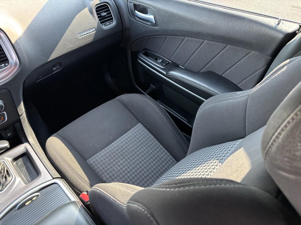 Dodge Charger Vehicle Full-screen Gallery Image 14