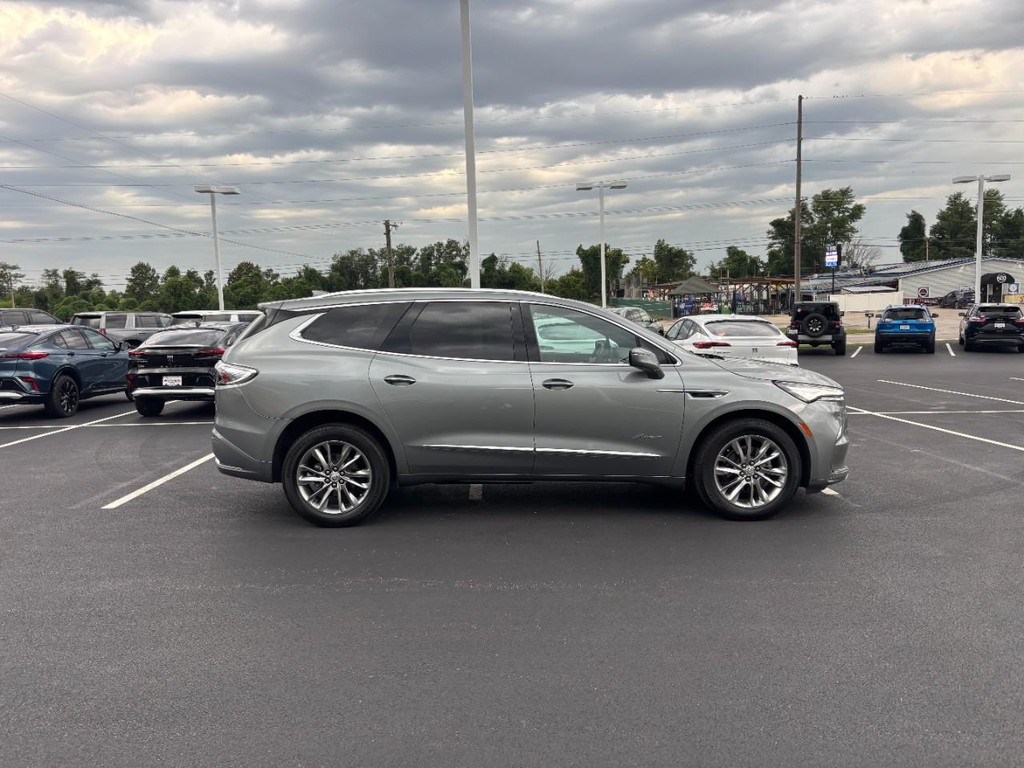 Buick Enclave Vehicle Full-screen Gallery Image 02