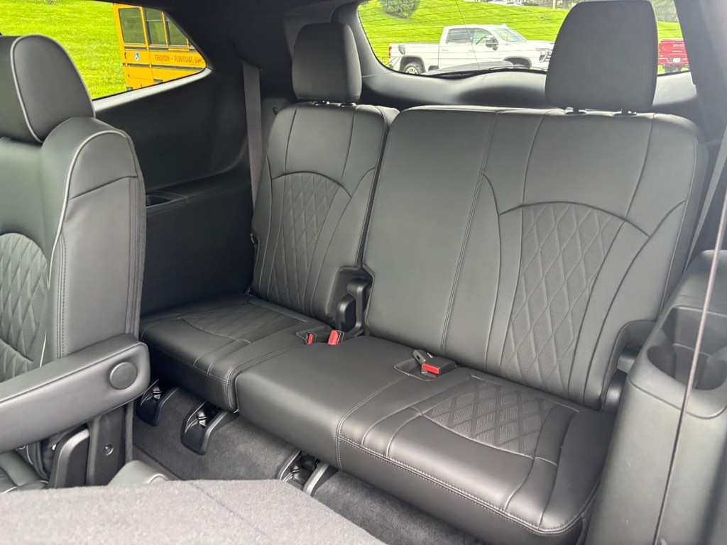 Buick Enclave Vehicle Full-screen Gallery Image 11