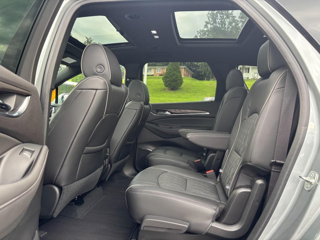 Buick Enclave Vehicle Full-screen Gallery Image 12