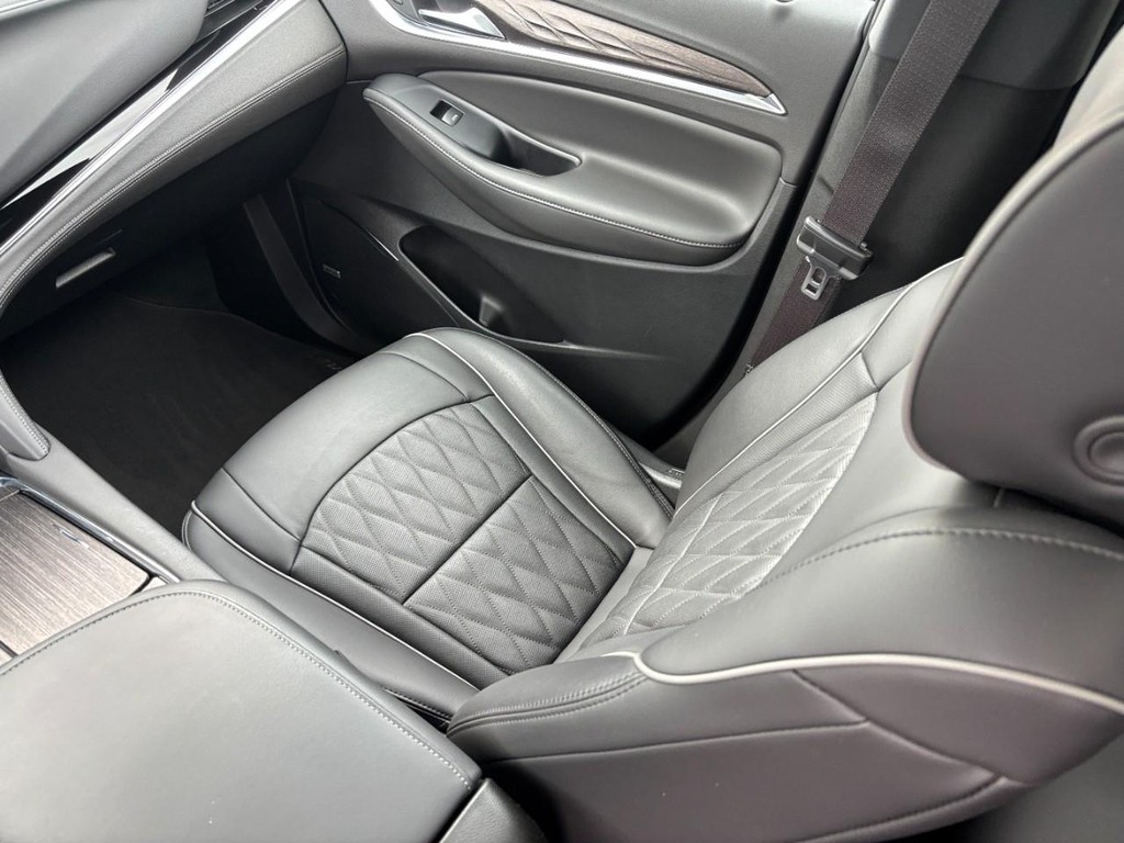 Buick Enclave Vehicle Full-screen Gallery Image 16