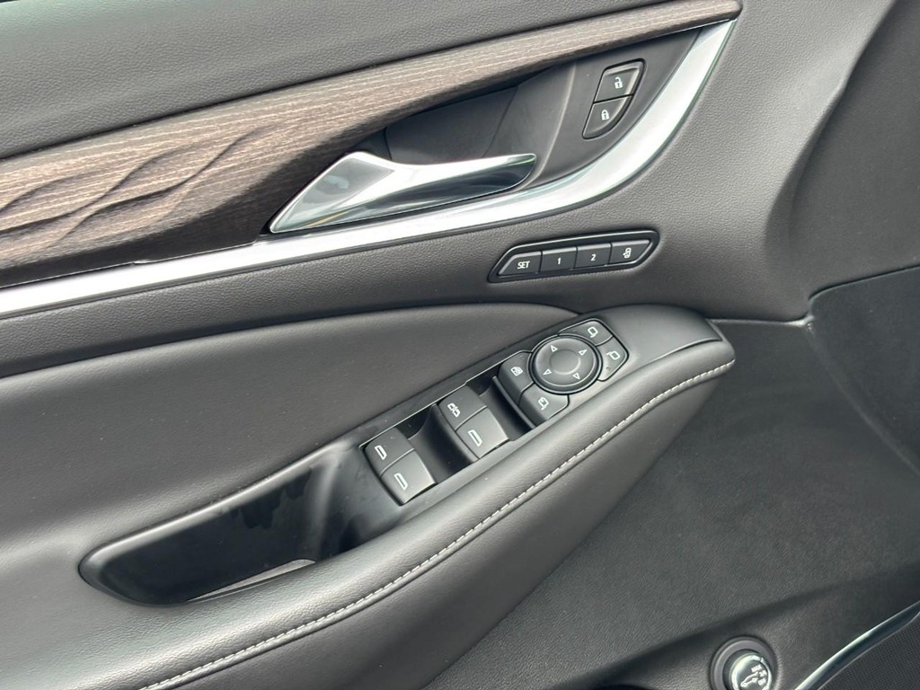 Buick Enclave Vehicle Full-screen Gallery Image 18