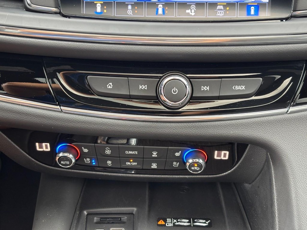Buick Enclave Vehicle Full-screen Gallery Image 25