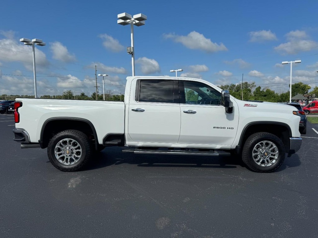 Chevrolet Silverado 2500HD Vehicle Full-screen Gallery Image 02