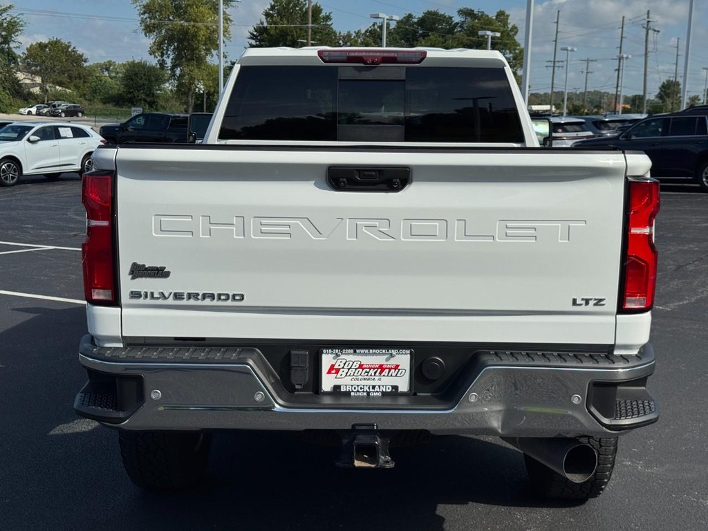 Chevrolet Silverado 2500HD Vehicle Full-screen Gallery Image 05