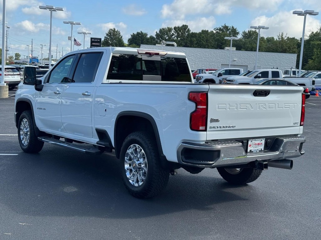 Chevrolet Silverado 2500HD Vehicle Full-screen Gallery Image 06