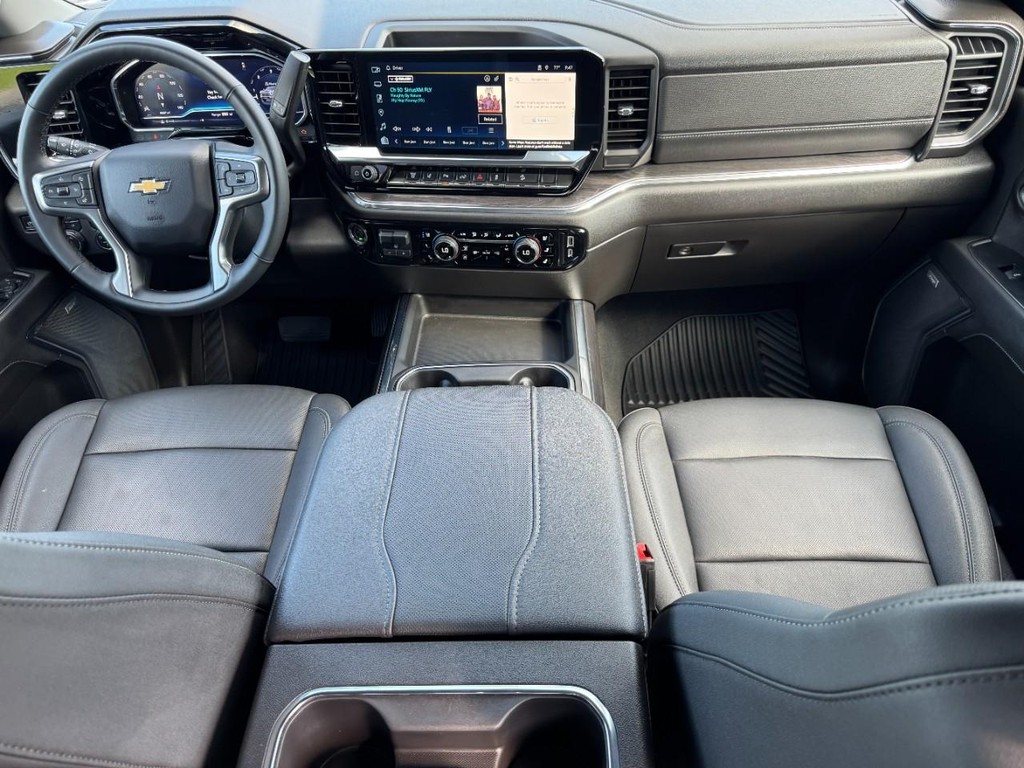 Chevrolet Silverado 2500HD Vehicle Full-screen Gallery Image 11