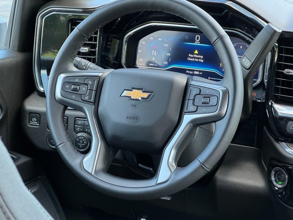 Chevrolet Silverado 2500HD Vehicle Full-screen Gallery Image 12